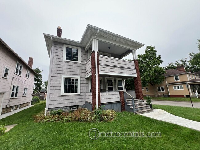 Building Photo - 2832-2834 Indianola Avenue