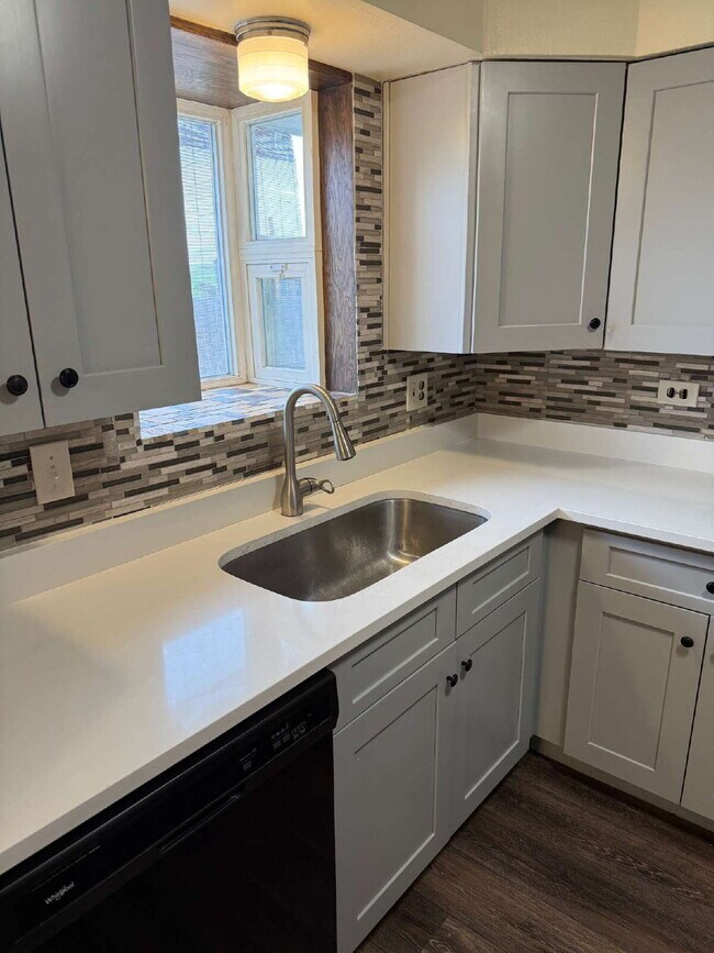 Building Photo - AVAILABLE IMMEDIATELY! Five bedroom house ...