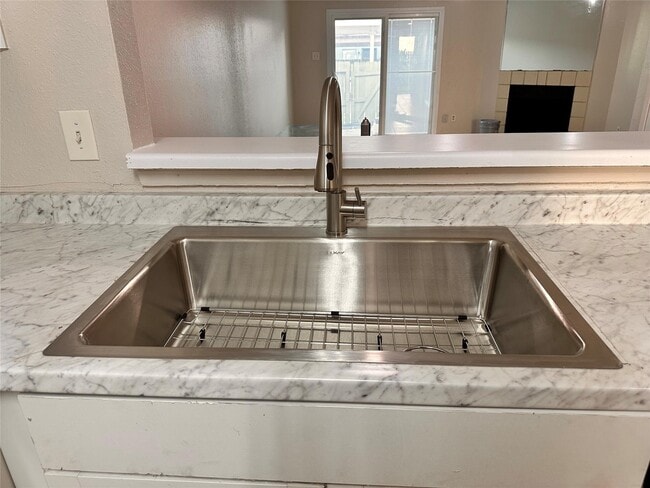 Building Photo - 8714 Victorian Village Dr