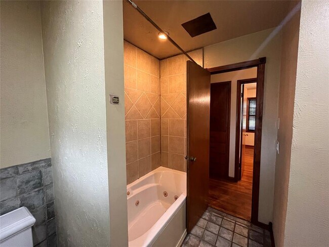 Building Photo - 511 Fleetwood Dr