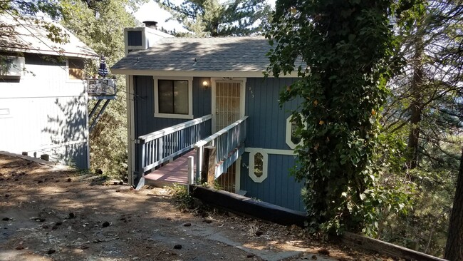 Building Photo - For rent:  2 bedroom, 1 bath house