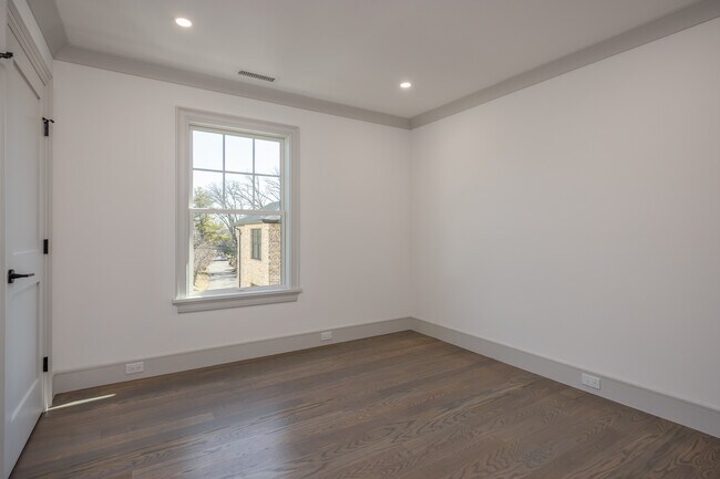 Building Photo - 7 Victoria Ln