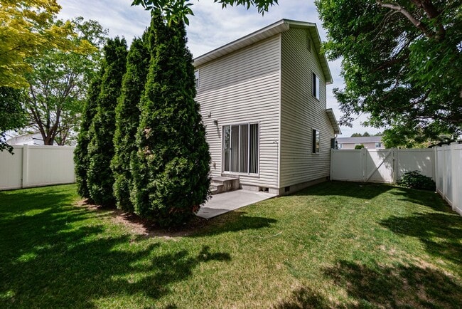 Building Photo - Updated 2-Bedroom Home with Garage and Fen...