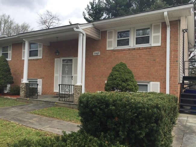 Primary Photo - 4 BEDROOM, 3 FULL BATH SINGLE FAMILY HOME ...