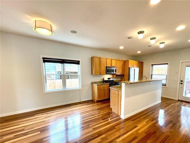 Building Photo - 403 Monroe Ave S