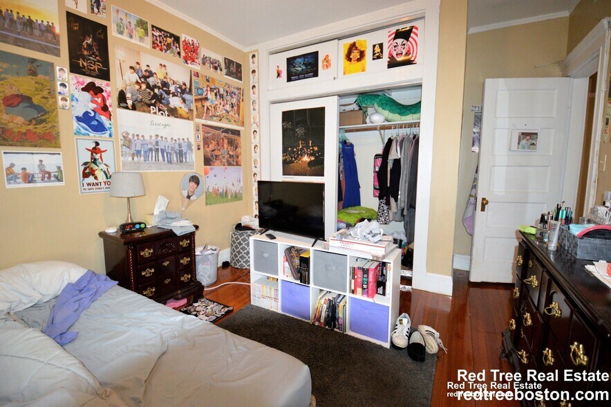 Building Photo - 10 Strathmore Rd