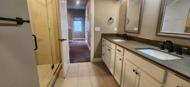 Building Photo - 2633 Park Creek Ave