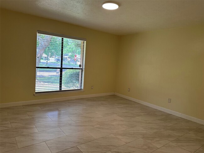 Building Photo - 2826 Green Fields Dr