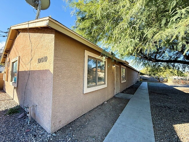 Building Photo - "Spacious 4-Bedroom Townhouse in Prime Phoenix Location – Quiet and Move-in ready!"