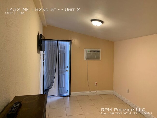 Building Photo - Efficiency in North Miami Beach