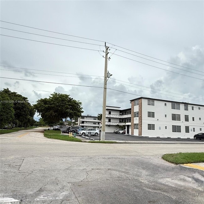 Building Photo - 1715 N 16th Ave
