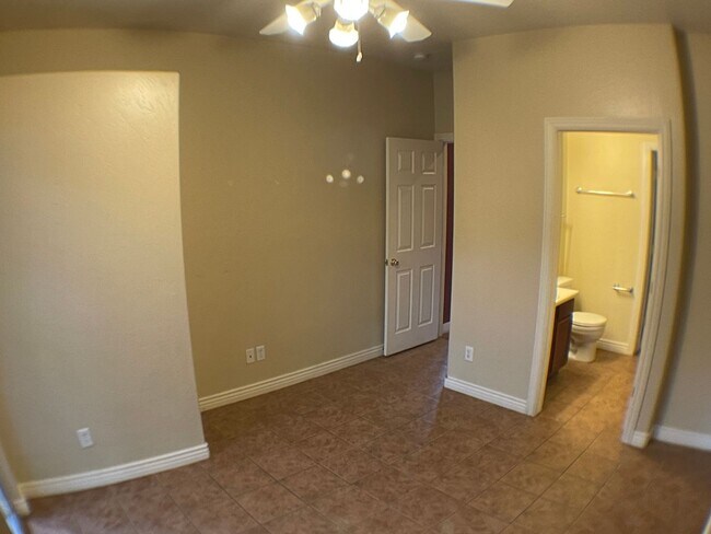 Building Photo - Townhouse in University heights COMING SOON!