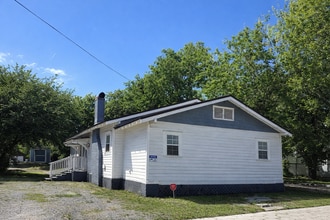 Building Photo - 2526 Phyllis St