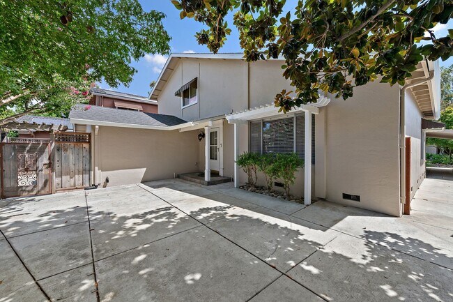 Building Photo - Spacious Single-Family Home in Great Location!