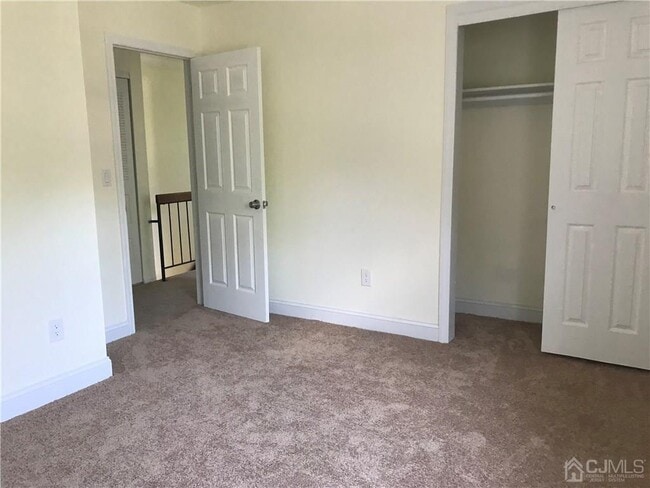 Building Photo - 10 Dogwood Dr