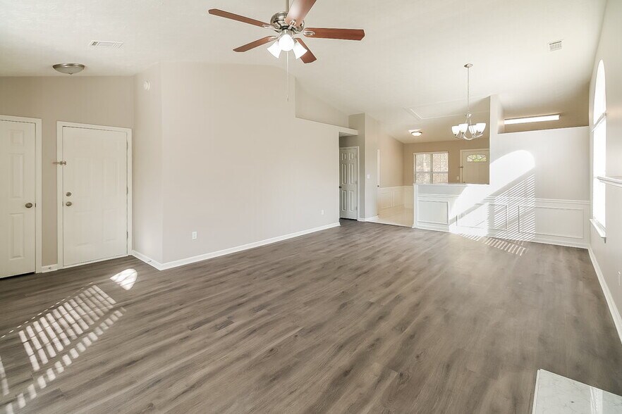 Building Photo - 350 Emerald Green Ct