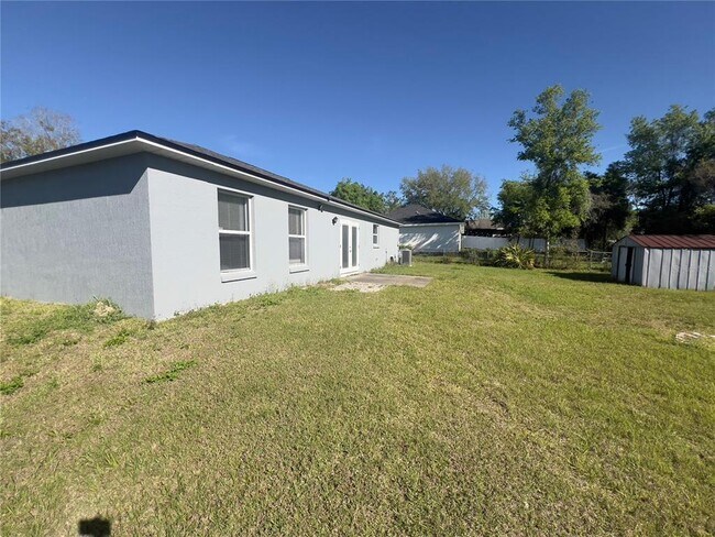 Building Photo - 825 Charles Ave