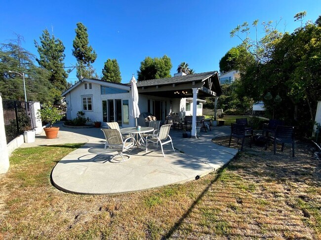 Building Photo - 3 bed 2 1/2 bath home single story home in Woodland Hills!