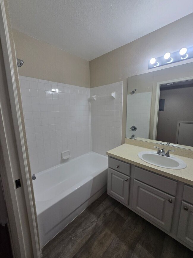 Building Photo - One bedroom one bath apartment close to USF