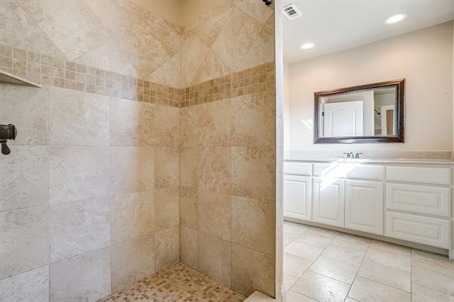 Building Photo - 1600 Oak Ridge Estates