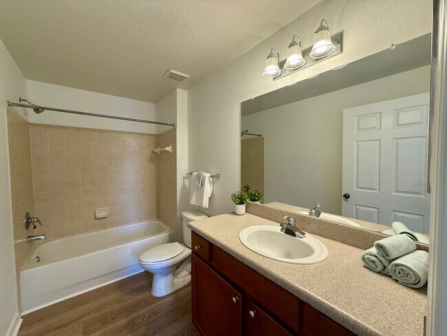 Building Photo - Bright and updated 3-bedroom, 2-bath condo