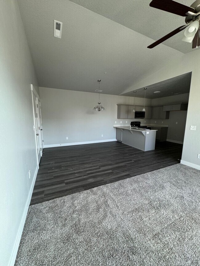 Building Photo - Condo in the Lehi Exchange Community!! 3 bed/2bth 1 car Garage!!!