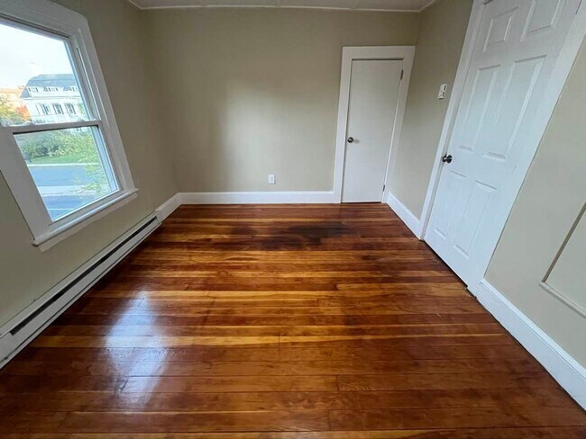 Building Photo - Gorgeous 1-bedroom, Second floor! Apartmen...