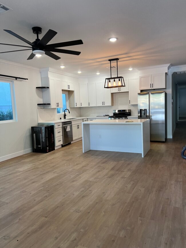 Building Photo - 951 N Oxford Ave