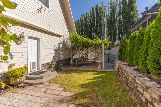 Building Photo - Luxurious Fully Furnished 3-Bedroom, 4-Bat...