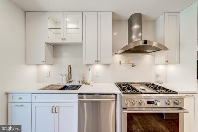 Building Photo - 8 Carriage House Cir