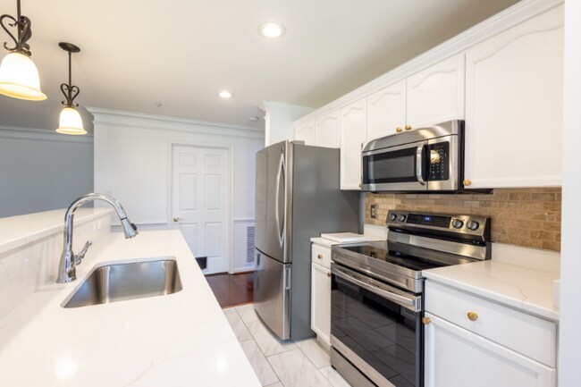 Building Photo - 2406 Dominion Dr