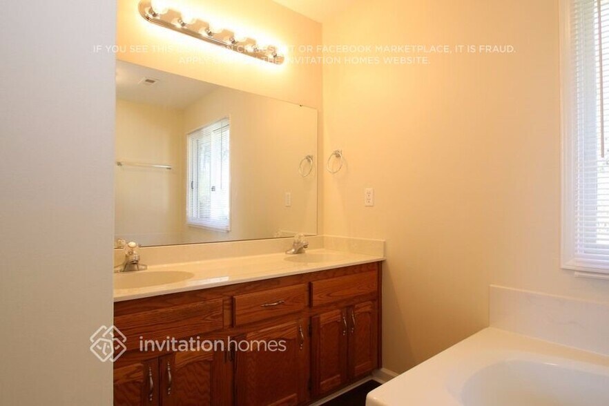 Building Photo - 1811 Southridge Dr