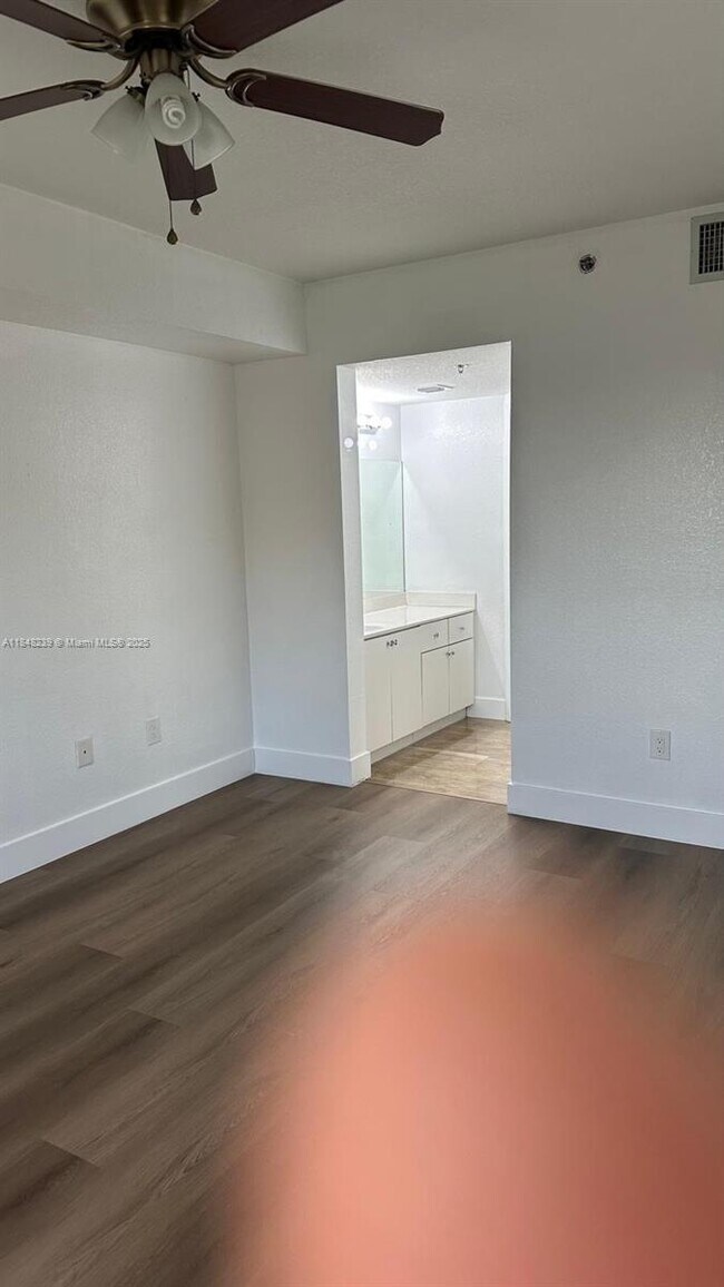 Building Photo - 9300 Fontainebleau Blvd