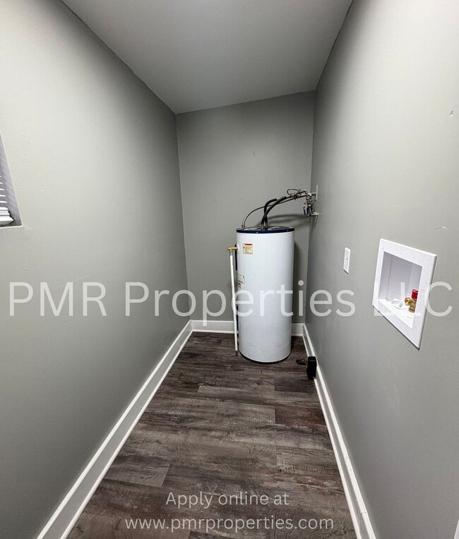 Building Photo - 3 Bedrooms / 1 Bathroom House