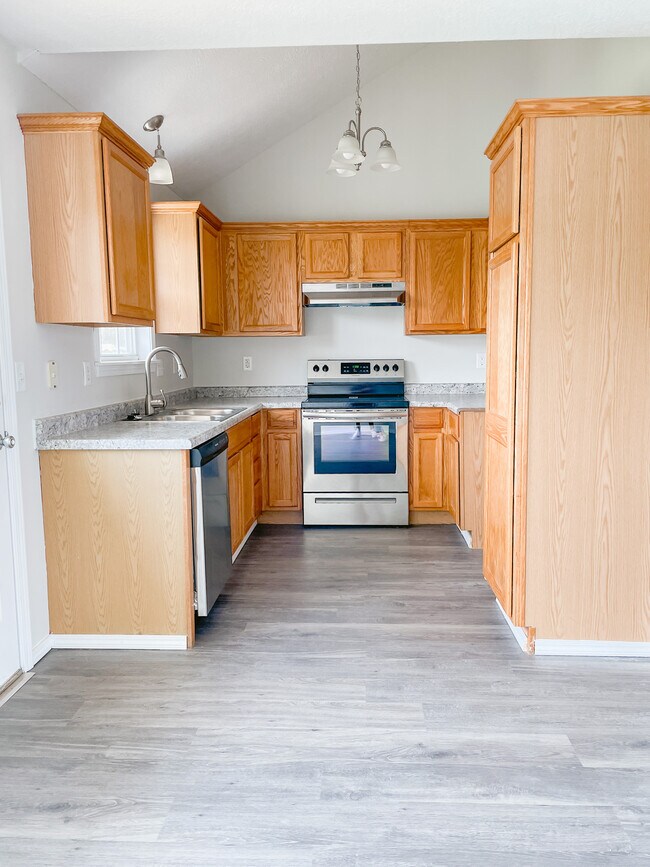 Kitchen - 704 N Cottonwood Ave