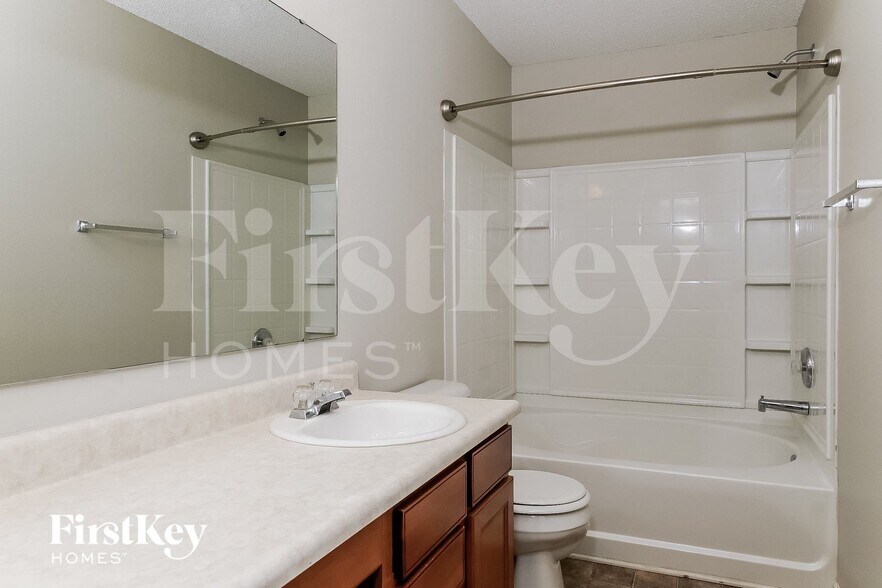 Building Photo - 6140 Monteo Dr