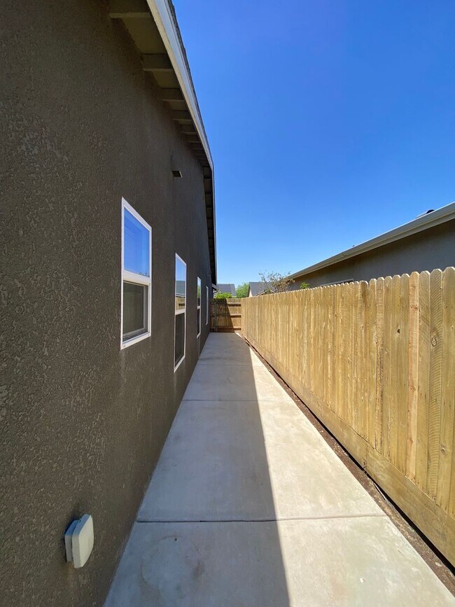 Building Photo - Immaculate like New Home in the gated Windmills at Tule Heights!