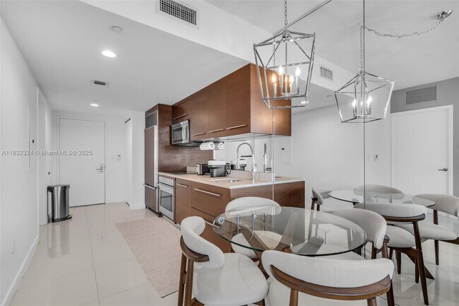 Building Photo - 495 Brickell Ave