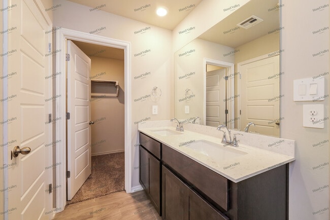 Building Photo - 2405 Iris Ct