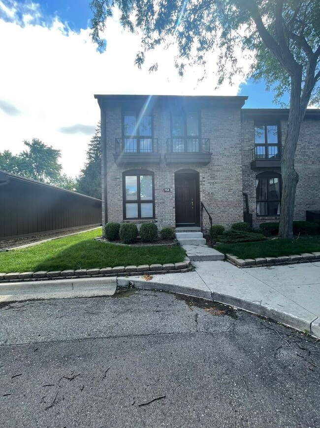 Building Photo - Updated End-Unit Condo in Earhart Village – Prime Location!