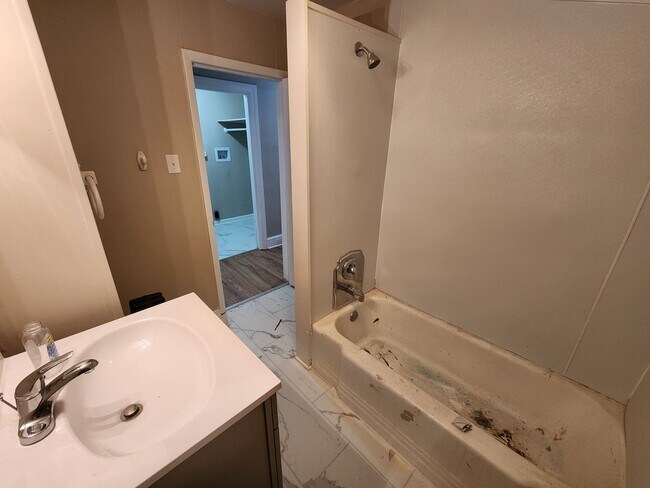 Building Photo - 651 Lincoln Way W