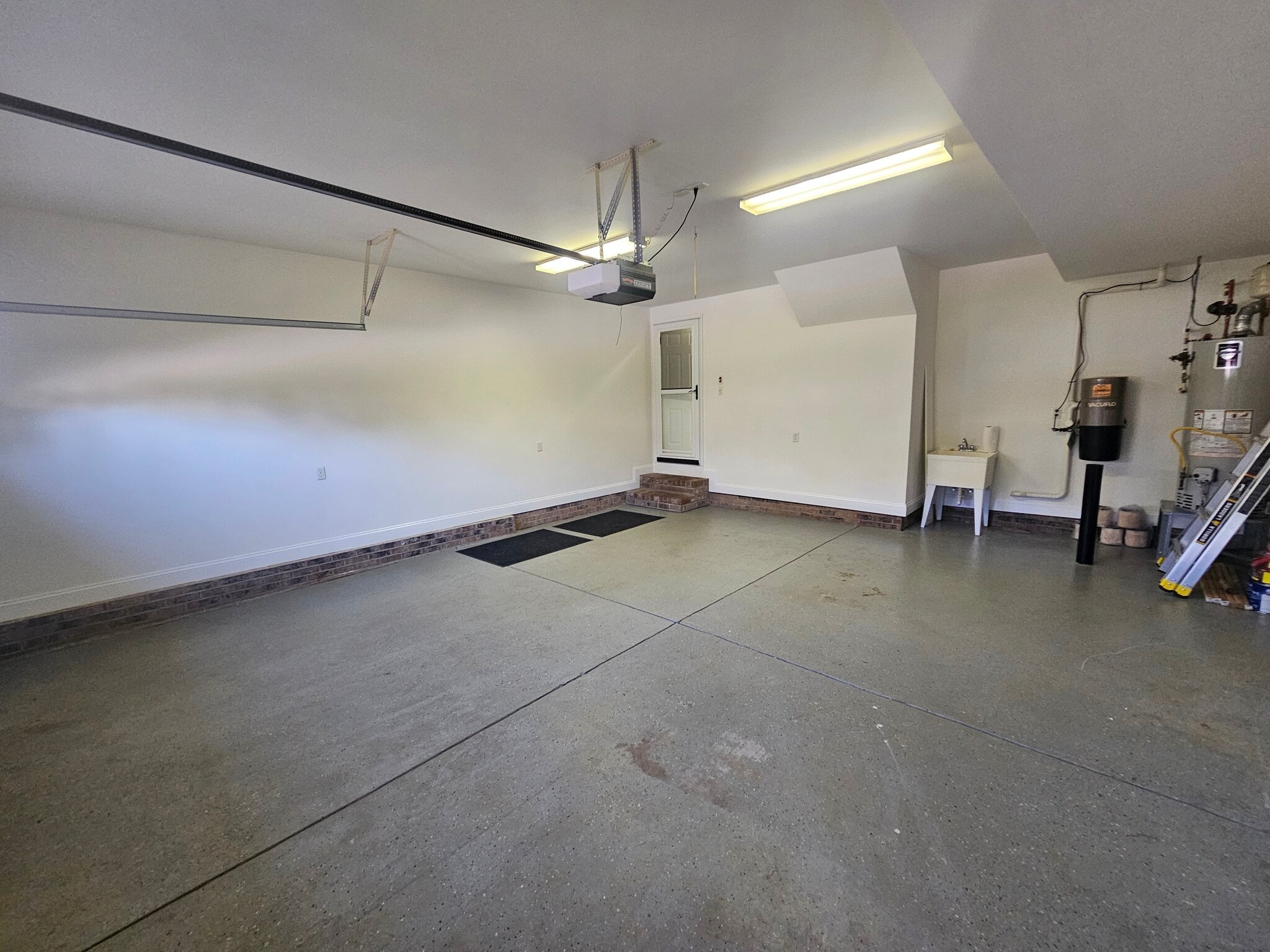 Building Photo - 212 Medford Dr