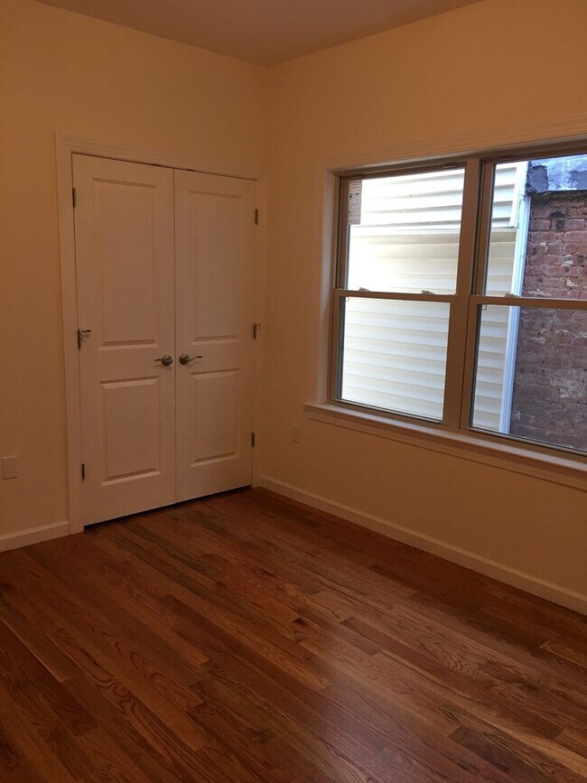 Building Photo - 194 Parkhurst St