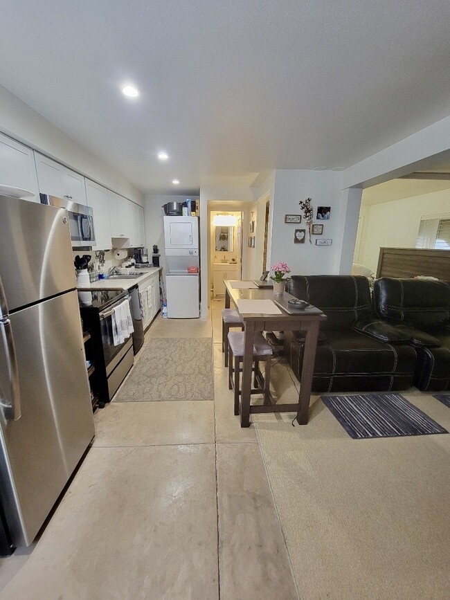 Building Photo - 1450 Hillside Dr