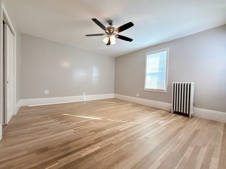 Building Photo - 13 Gladstone St