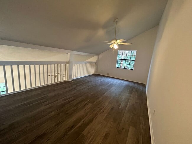 Building Photo - 1/2 Duplex For Rent !