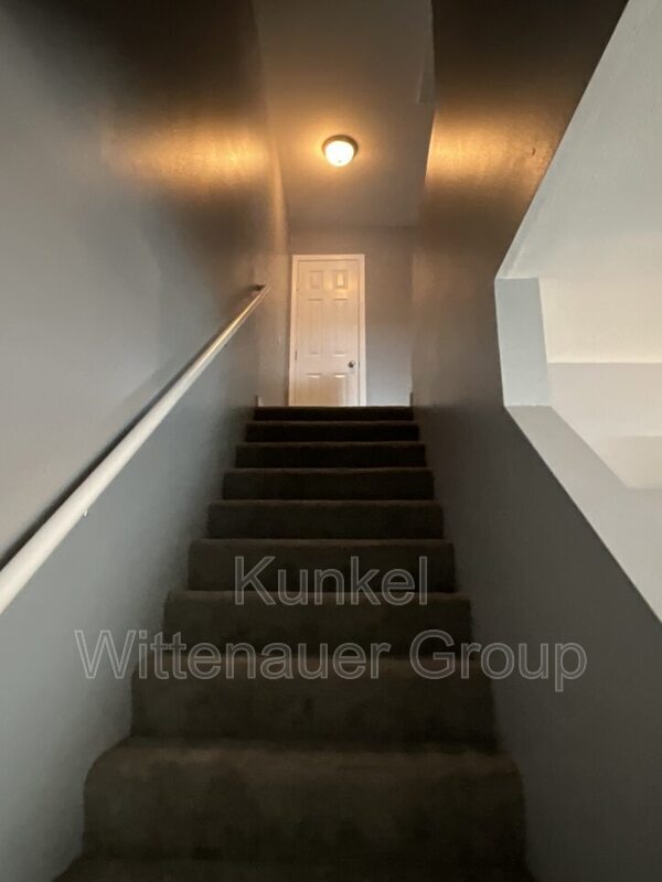 Building Photo - 704 Fountain View Dr