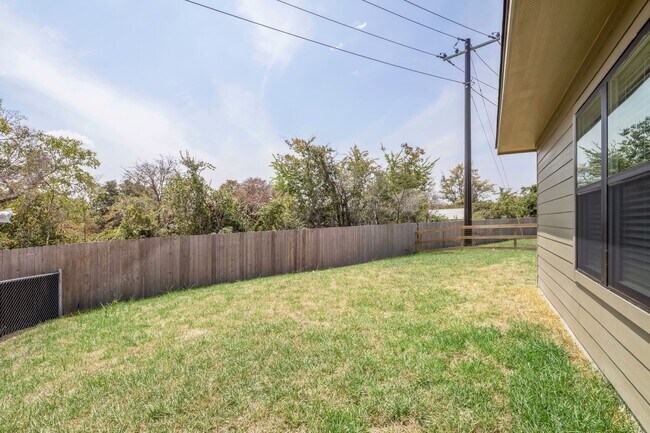 Building Photo - NOW LEASING!  4 bed, 4.5 bath modern home