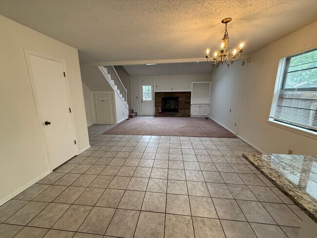 Building Photo - 3 Bedroom Duplex: One bed Downstairs, 2 large bedrooms upstairs