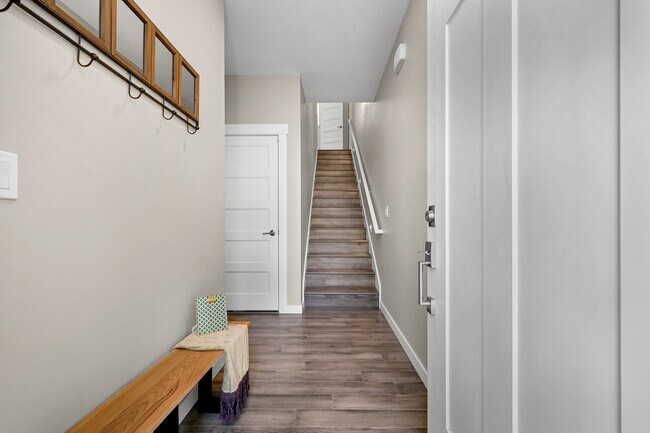 Building Photo - Modern 4-Bed Home in Sunstone Place